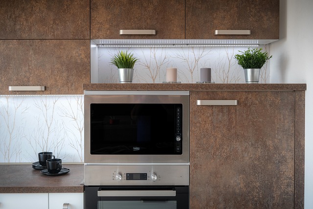 De voordelen en schoonheid van een glazen spatwand in je keuken